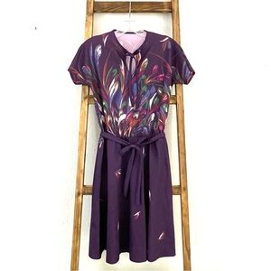 VTG 70s Purple Short Length Short Sleeve Keyhole Dress Colorful Feather Print